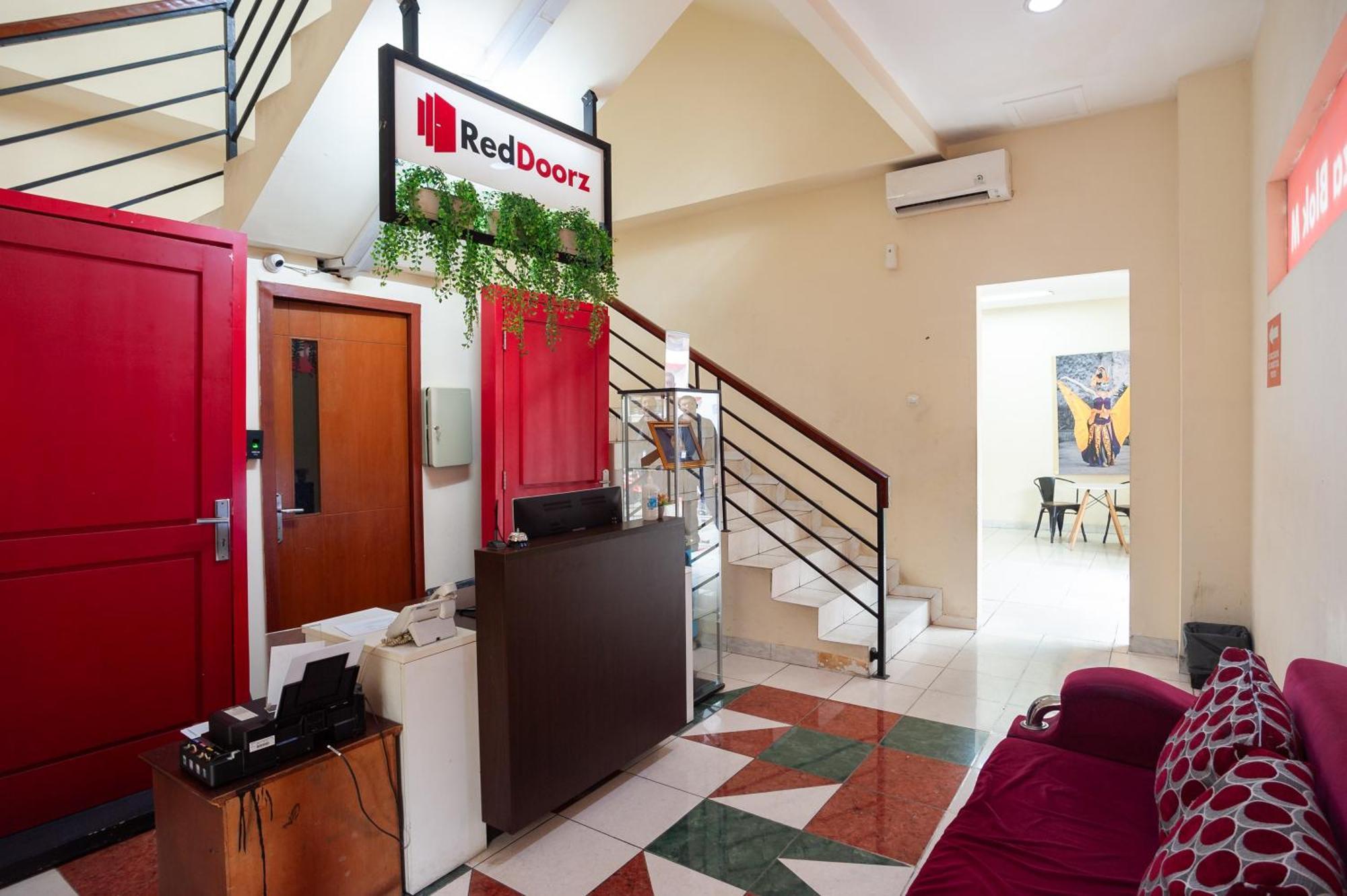Reddoorz Plus Near Plaza Blok M Джакарта Екстер'єр фото