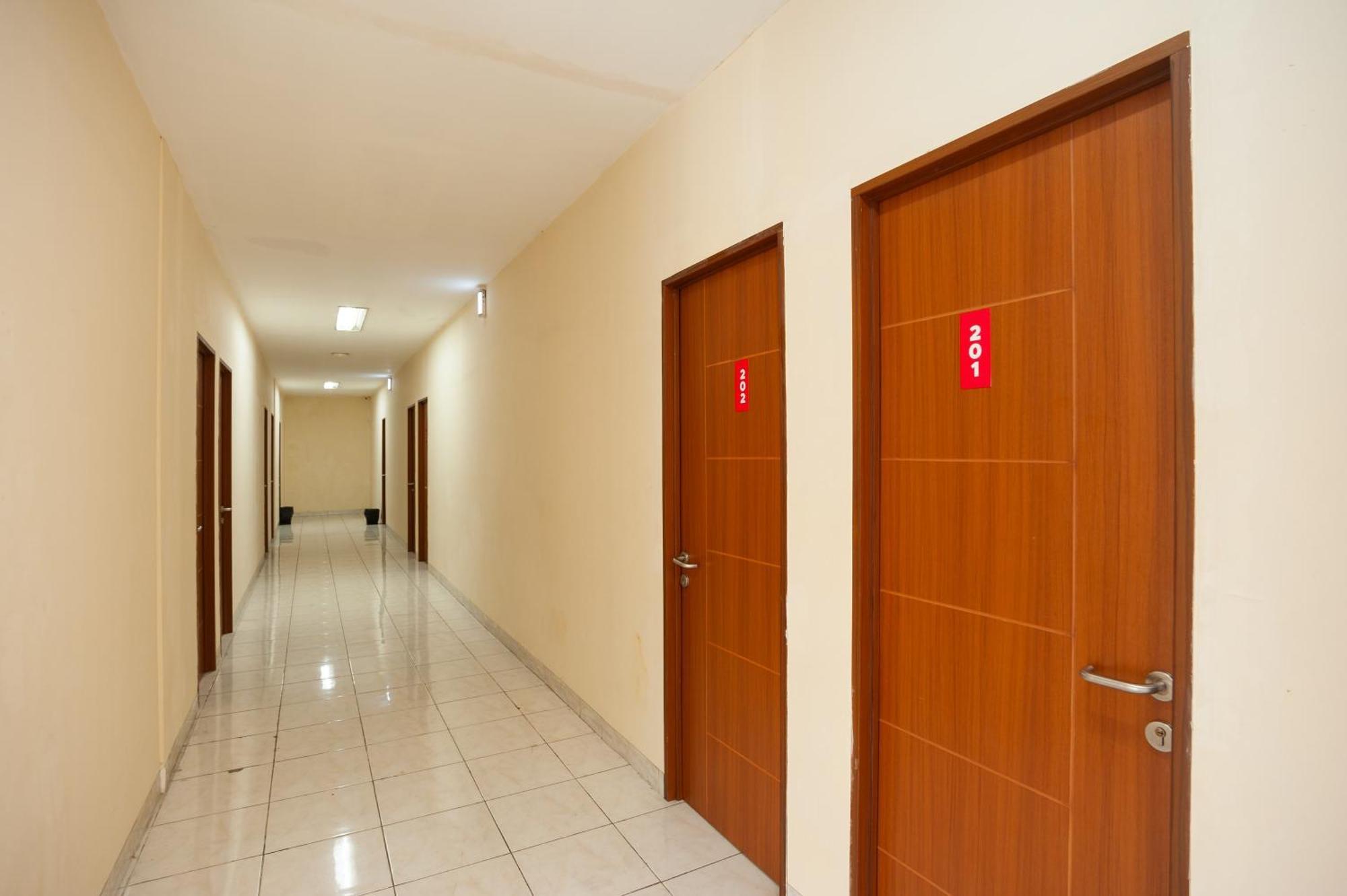 Reddoorz Plus Near Plaza Blok M Джакарта Екстер'єр фото
